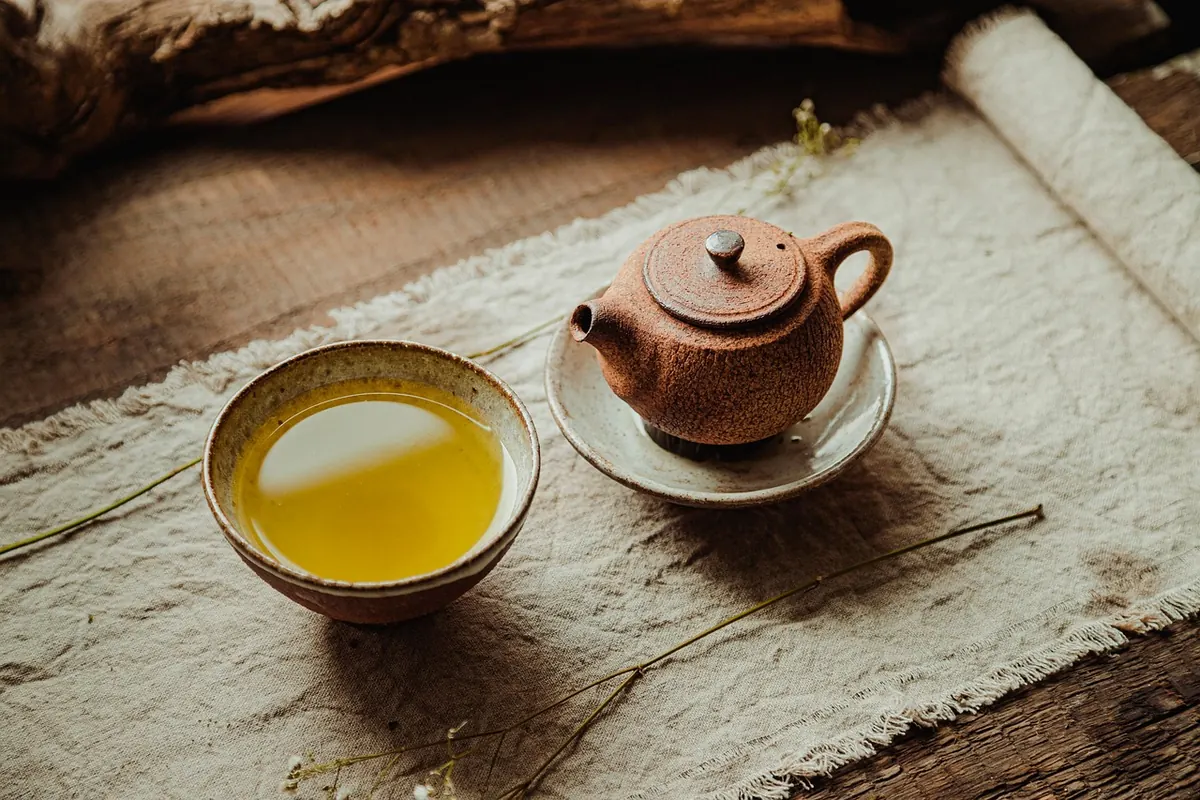 Green Tea vs. Oolong: A Beginner's Comparison of Flavor, Caffeine, and Brewing